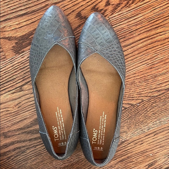 Elegant Gray Crocodile Pattern Flats - Picture 3 of 7